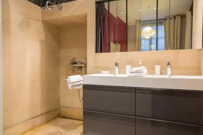 Salle de bains dans l'établissement Le Loisy