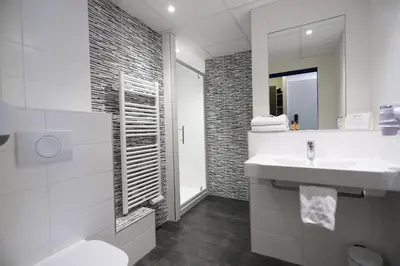 Salle de bains dans l'établissement Hôtel des Halles