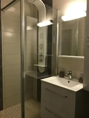 Salle de bains dans l'établissement Le Villeneuve