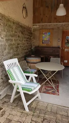 Coin salon dans l'établissement Gîte la Providence