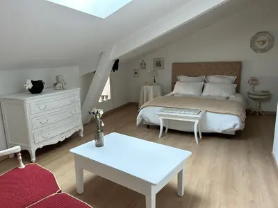 Un ou plusieurs lits dans un hébergement de l'établissement Les chambres claires Givry