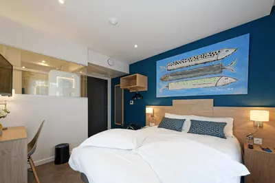 Un ou plusieurs lits dans un hébergement de l'établissement Contact Hôtel de la Gare et son restaurant Côte à Côte