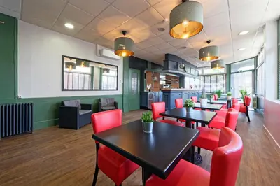Coin salon dans l'établissement Contact Hôtel de la Gare et son restaurant Côte à Côte