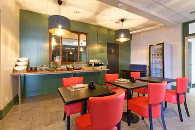 Coin salon dans l'établissement Contact Hôtel de la Gare et son restaurant Côte à Côte