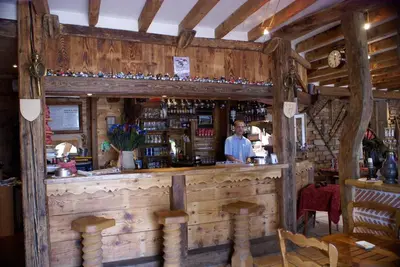 Salon ou bar de l'établissement Le Relais de l'Abbaye