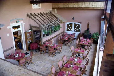 Restaurant ou autre lieu de restauration dans l'établissement Le Relais de l'Abbaye