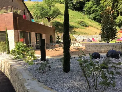 Jardin de l'établissement Gîte des Fées