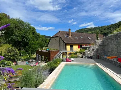 Piscine de l'établissement Gîte des Fées ou située à proximité