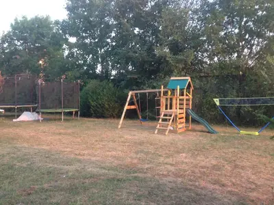 Aire de jeux pour enfants de l'établissement Le Tonneau Bourguignon