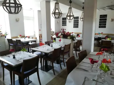 Restaurant ou autre lieu de restauration dans l'établissement Logis Hôtel de la Poste - Chez Cécile