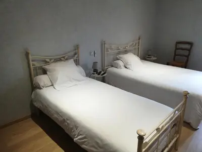 Un ou plusieurs lits dans un hébergement de l'établissement Logis Hôtel de la Poste - Chez Cécile