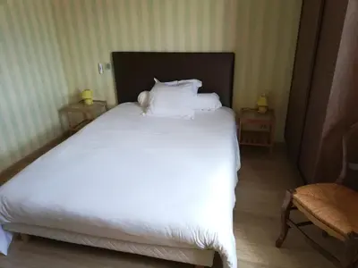 Un ou plusieurs lits dans un hébergement de l'établissement Logis Hôtel de la Poste - Chez Cécile