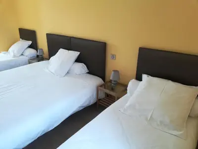 Un ou plusieurs lits dans un hébergement de l'établissement Logis Hôtel de la Poste - Chez Cécile