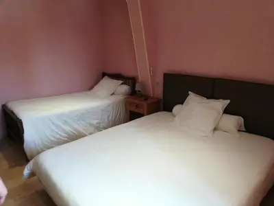 Un ou plusieurs lits dans un hébergement de l'établissement Logis Hôtel de la Poste - Chez Cécile