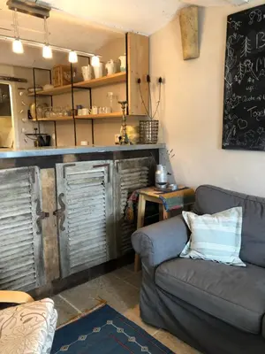 Cuisine ou kitchenette dans l'établissement Vineyard Garden Studio
