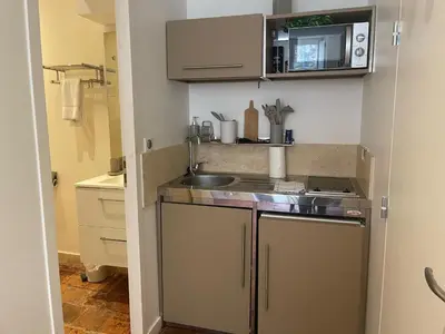 Cuisine ou kitchenette dans l'établissement Le Studio