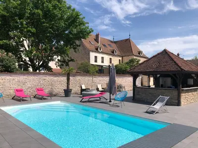 Piscine de l'établissement Logis L'Hôtel D'Arc ou située à proximité