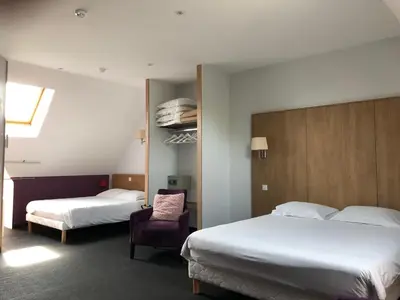 Un ou plusieurs lits dans un hébergement de l'établissement Logis L'Hôtel D'Arc