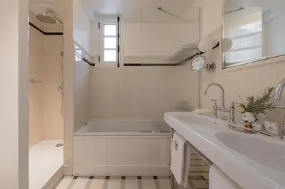 Salle de bains dans l'établissement Les Sources de Vougeot