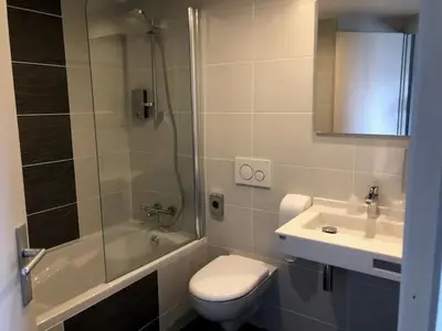 Salle de bains dans l'établissement LOGIS Hotel l'Escargotière Dijon Sud - Chenove