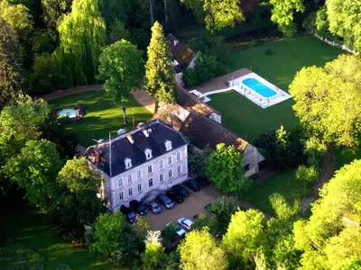 Piscine de l'établissement Château de Challanges ou située à proximité