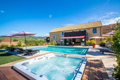Piscine de l'établissement Nuits aux Sources ou située à proximité