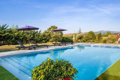 Piscine de l'établissement Nuits aux Sources ou située à proximité