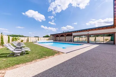 Piscine de l'établissement Hôtel du Moulin de la Brevette ou située à proximité