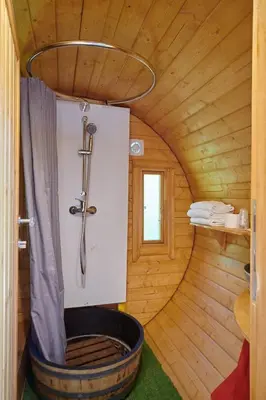 Salle de bains dans l'établissement Les Tonneaux Bourguignons du Carré Saint Pierre