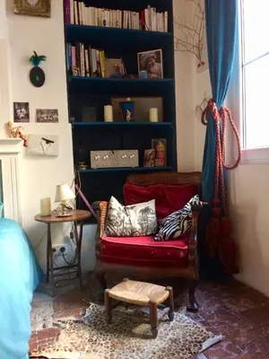 Coin salon dans l'établissement Le Boudoir d'artiste