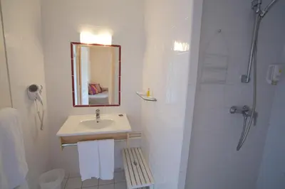Salle de bains dans l'établissement Hotel l'Orée Des Vignes