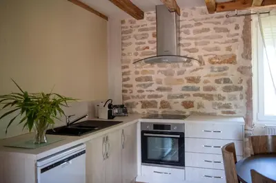 Cuisine ou kitchenette dans l'établissement Domaine des jardins de la Saône