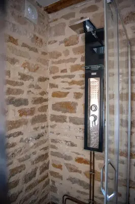 Salle de bains dans l'établissement Domaine des jardins de la Saône