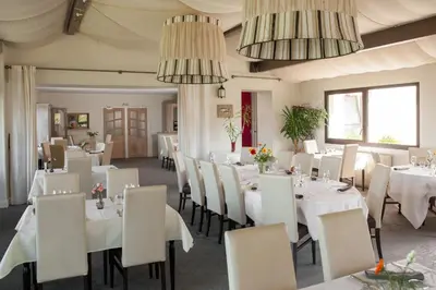 Restaurant ou autre lieu de restauration dans l'établissement Logis Le Saint Cyr