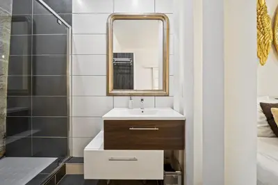 Salle de bains dans l'établissement La Suite Indivio - Appartement standing vue cathédrale
