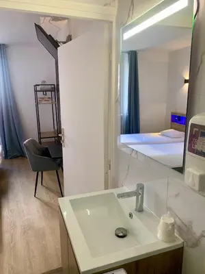 Salle de bains dans l'établissement Hôtel de Paris - Dijon Centre Gare