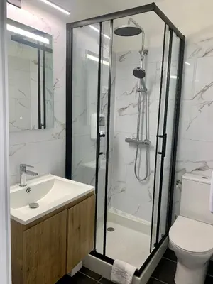 Salle de bains dans l'établissement Hôtel de Paris - Dijon Centre Gare