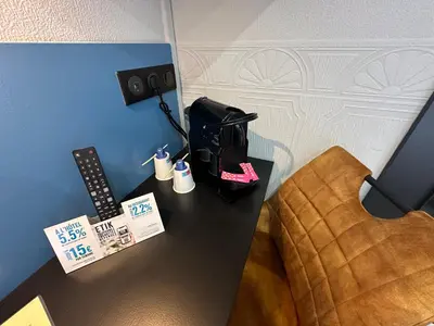 Télévision ou salle de divertissement dans l'établissement Logis Hôtel-Restaurant Au Vieux Morvan, au cœur de la Bourgogne, Piscine & Spa, Hôtel Climatisé