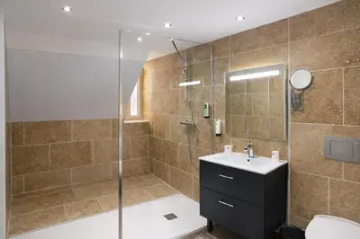 Salle de bains dans l'établissement Logis Hôtel-Restaurant Au Vieux Morvan, au cœur de la Bourgogne, Piscine & Spa, Hôtel Climatisé