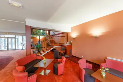 Coin salon dans l'établissement Hôtel du Béryl, Lons-le-Saunier