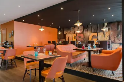 Coin salon dans l'établissement Hôtel du Béryl, Lons-le-Saunier
