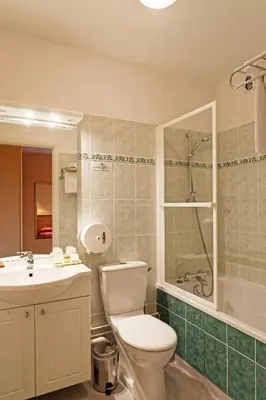 Salle de bains dans l'établissement Logis Des Trois Maures