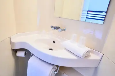 Salle de bains dans l'établissement Premiere Classe Avallon