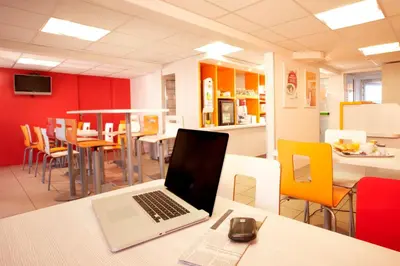 Télévision ou salle de divertissement dans l'établissement Première Classe Dijon Nord - Zénith