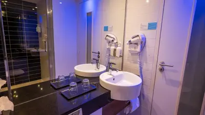 Salle de bains dans l'établissement Holiday Inn Express Dijon by IHG