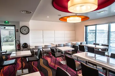 Coin salon dans l'établissement Holiday Inn Express Dijon by IHG