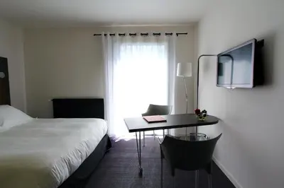 Télévision ou salle de divertissement dans l'établissement Hôtel Restaurant La Montagne De Brancion