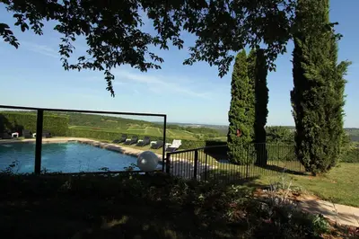 Piscine de l'établissement Hôtel Restaurant La Montagne De Brancion ou située à proximité