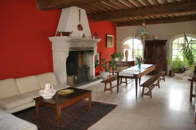 Coin salon dans l'établissement Maison d'hôtes Fleurs de Vignes