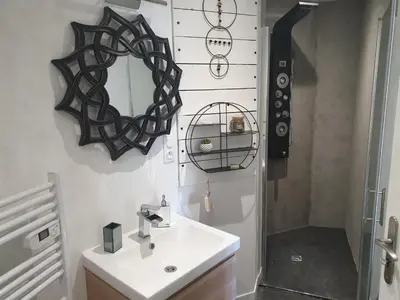 Salle de bains dans l'établissement Tour de Lacuzon